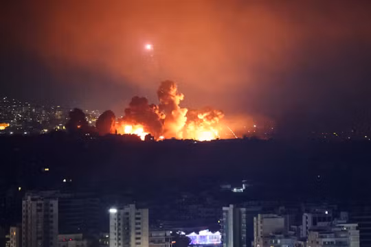 Khói và lửa bốc lên ở vùng ngoại ô phía Nam Beirut, Lebanon sau một cuộc tấn công của Israel ngày 3/10 (Ảnh: Reuters)