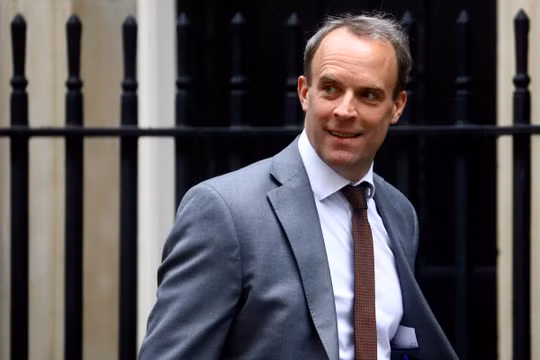 Ngoại trưởng Anh Dominic Raab tuyên bố ngừng hiệp ước dẫn độ với Hong Kong (Ảnh: Reuters)