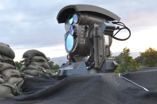 Tia laser công suất cao bắn hạ máy bay không người lái trong lần thử nghiệm chiến đấu đầu tiên. Ảnh: IE.