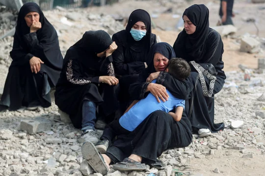 Lễ tang của những người Palestine thiệt mạng trong các vụ tấn công của Israel tại bệnh viện Al-Shifa, thành phố Gaza, ngày 28/8. Ảnh: Reuters.