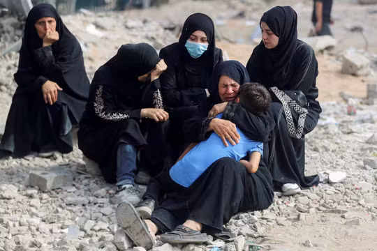 Lễ tang của những người Palestine thiệt mạng trong các vụ tấn công của Israel tại bệnh viện Al-Shifa, thành phố Gaza, ngày 28/8. Ảnh: Reuters.