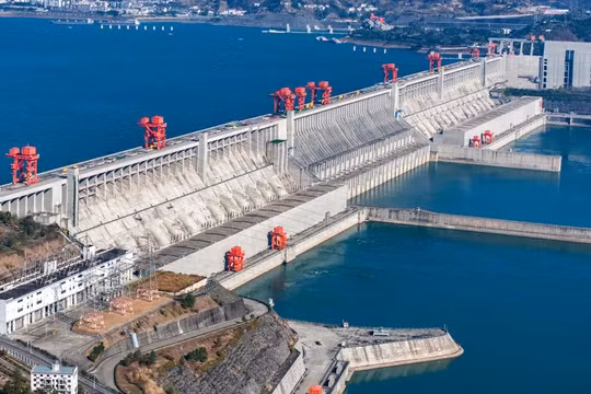 Nước tràn ra từ Đập Tam Hiệp qua chín cửa xả lũ để dự phòng thêm sức chứa cho lũ lụt từ thượng nguồn sông Dương Tử. Ảnh: Getty.