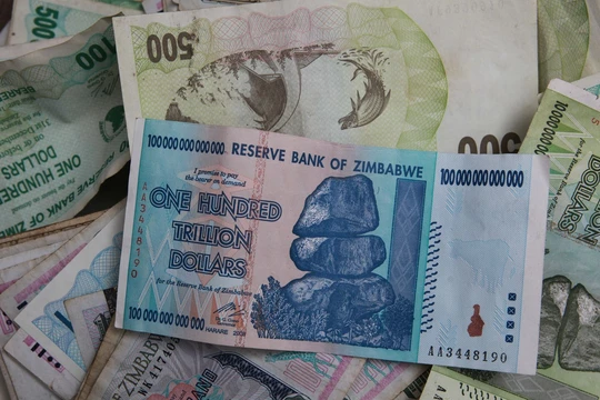 Đồng tiền cũ mệnh giá 100 nghìn tỉ dollar Zimbabwe (Ảnh: AP)