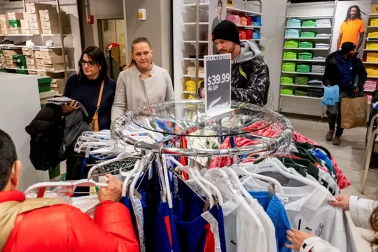 Người mua sắm chọn quần áo trong cửa hàng Lacoste nhân dịp Black Friday ở Central Valley, New York (Ảnh: CNBC)
