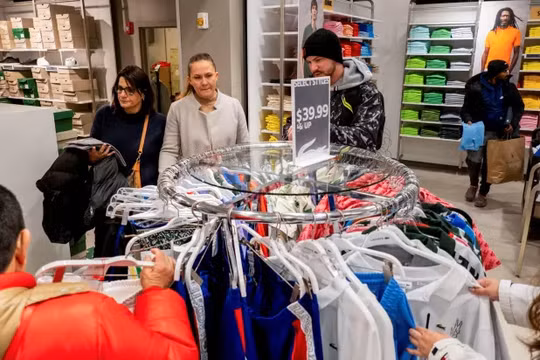 Người mua sắm chọn quần áo trong cửa hàng Lacoste nhân dịp Black Friday ở Central Valley, New York (Ảnh: CNBC)