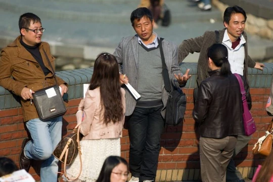 Đàn ông và phụ nữ đơn thân làm quen trong một "hội chợ đơn thân" được một công ty tiệc cưới tổ chức (Ảnh: AFP)