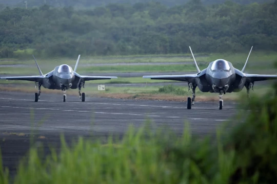 Máy bay chiến đấu F-35 lăn bánh trên đường băng tại căn cứ quân sự cũ Roosevelt Roads ở Ceiba, Puerto Rico, ngày 13/9. Ảnh: Reuters.