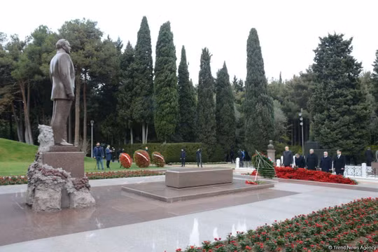 Người dân Azerbaijan đặt vòng hoa tưởng nhớ lãnh tụ dân tộc Heydar Aliyev trong hôm 12/12 (Ảnh: AzerNews)