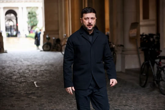 Tổng thống Ukraine Volodymyr Zelensky đến dự cuộc gặp với các đối tác E3 là Pháp, Đức và Anh tại London, Anh, ngày 8/12. Ảnh: Reuters.