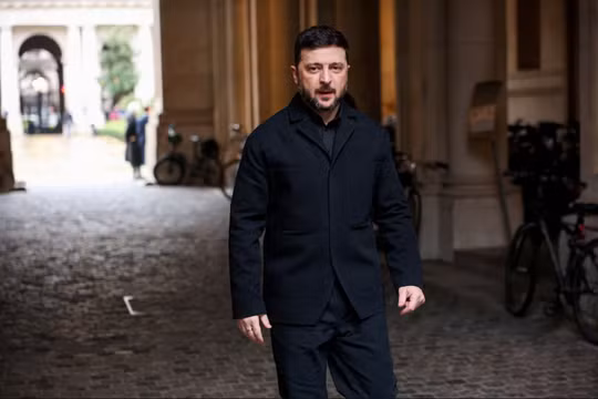 Tổng thống Ukraine Volodymyr Zelensky đến dự cuộc gặp với các đối tác E3 là Pháp, Đức và Anh tại London, Anh, ngày 8/12. Ảnh: Reuters.