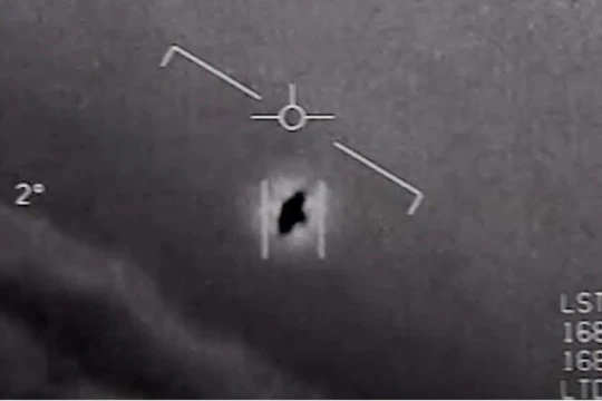 Hình ảnh UFO trong một đoạn video mà Lầu Năm Góc công bố hồi tháng trước (Ảnh: The Week)