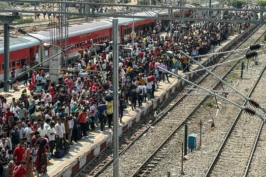 Những người di cư chờ đợi trên sân ga tại ga xe lửa Jammu Tawi ở Jammu, Kashmir do Ấn Độ quản lý vào ngày 10/5, trong bối cảnh căng thẳng biên giới giữa Ấn Độ và Pakistan sau vụ tấn công khách du lịch ở Kashmir. Ảnh: AFP.