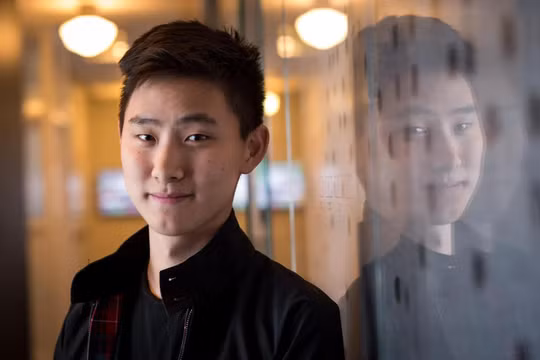 Alexandr Wang cho biết: “Khi máy tính cá nhân lần đầu tiên xuất hiện, những người dành nhiều thời gian sử dụng và lớn lên cùng nó nhất sẽ có lợi thế to lớn trong nền kinh tế tương lai”. Ảnh: Bloomberg.