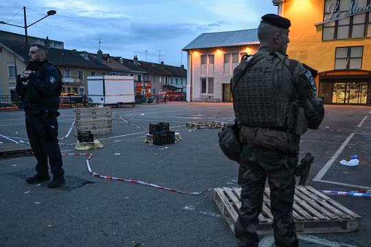 Lực lượng cảnh sát bảo vệ tại địa điểm xảy ra vụ tấn công ở Mulhouse, miền Đông nước Pháp vào ngày 22/2. Ảnh: AFP.