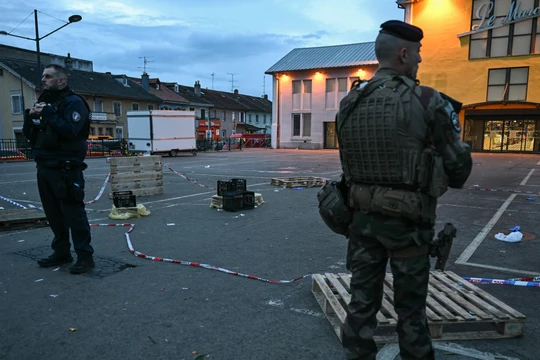 Lực lượng cảnh sát bảo vệ tại địa điểm xảy ra vụ tấn công ở Mulhouse, miền Đông nước Pháp vào ngày 22/2. Ảnh: AFP.