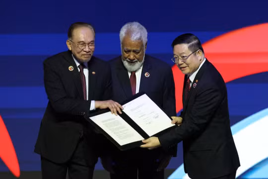 Thủ tướng Timor-Leste Kay Rala Xanana Gusmao (giữa) trong lễ ký kết tuyên bố về việc kết nạp Timor-Leste vào ASEAN tại Hội nghị Cấp cao ASEAN lần thứ 47 ở Kuala Lumpur, Malaysia ngày 26/10. Ảnh: Reuters.