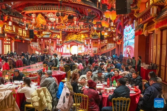 Người dân Trung Quốc tham gia bữa tối đoàn tụ trong đêm 28/1. Ảnh: Xinhua.