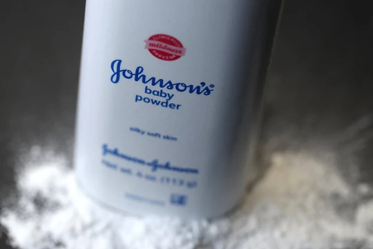 Sản phẩm phấn rôm trẻ em của Johnson & Johnson gây tranh cãi vì cáo buộc có chứa chất gây ung thư (Ảnh: Reuters)