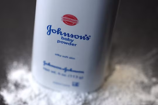 Sản phẩm phấn rôm trẻ em của Johnson & Johnson gây tranh cãi vì cáo buộc có chứa chất gây ung thư (Ảnh: Reuters)