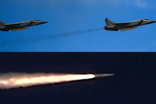 Máy bay chiến đấu MiG-31K và tên lửa Kinzhal đang trong quá trình bay. Ảnh: MW.