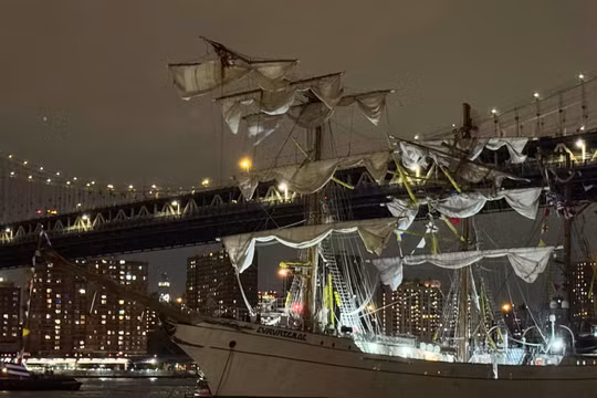 Thuyền buồm huấn luyện của hải quân Mexico đã va vào cầu Brooklyn tối 17/5. Ảnh: Reuters.