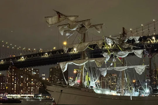 Thuyền buồm huấn luyện của hải quân Mexico đã va vào cầu Brooklyn tối 17/5. Ảnh: Reuters.