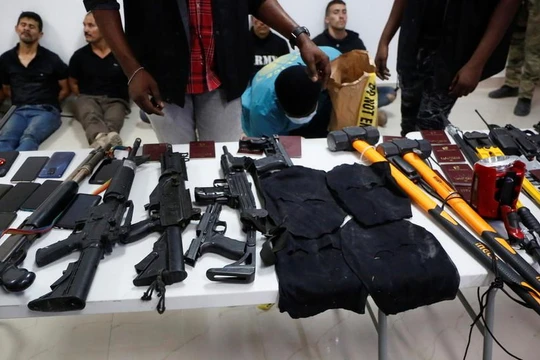 Các nghi phạm vụ ám sát Tổng thống Haiti cùng lượng lớn vũ khí, tang vật bị thu giữ (Ảnh: Reuters)