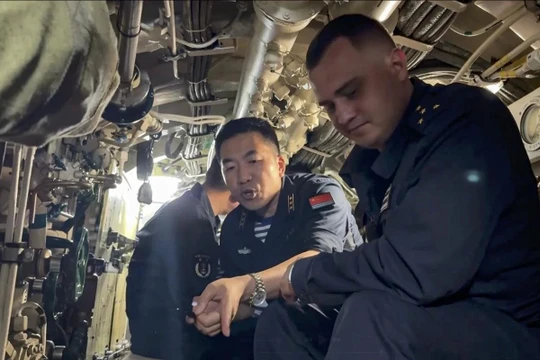 Thủy thủ Trung Quốc và Nga tham gia một cuộc tập trận chung vào tháng 8 vừa qua. Ảnh: EPA.