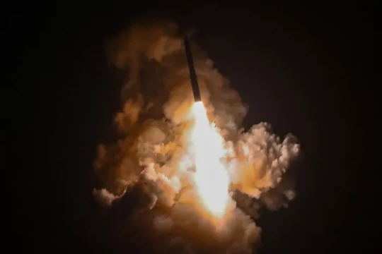 Một tên lửa đạn đạo xuyên lục địa Minuteman III của Mỹ được phóng trong một cuộc thử nghiệm tại Căn cứ Không gian Vandenberg ở California vào ngày 21/5. Ảnh: Newsweek.