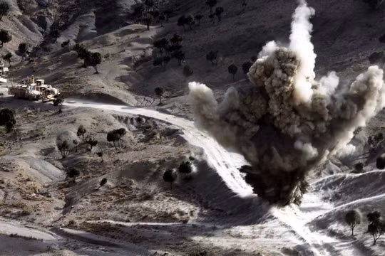 Binh sĩ Mỹ cho nổ một trái bom mà các chiến binh Taliban cài trên một tuyến đường ở Afghanistan (Ảnh: RT)