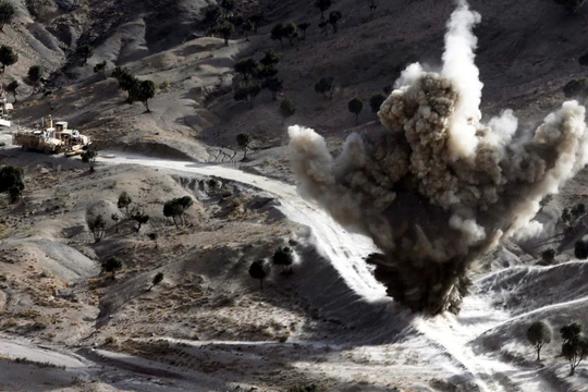 Binh sĩ Mỹ cho nổ một trái bom mà các chiến binh Taliban cài trên một tuyến đường ở Afghanistan (Ảnh: RT)