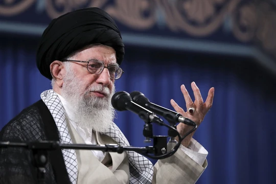 Lãnh tụ tối cao Iran Ali Khamenei chỉ trích nhóm E3 vì kích hoạt cơ chế tranh chấp trong thỏa thuận hạt nhân (Ảnh: AP)