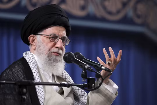 Lãnh tụ tối cao Iran Ali Khamenei chỉ trích nhóm E3 vì kích hoạt cơ chế tranh chấp trong thỏa thuận hạt nhân (Ảnh: AP)
