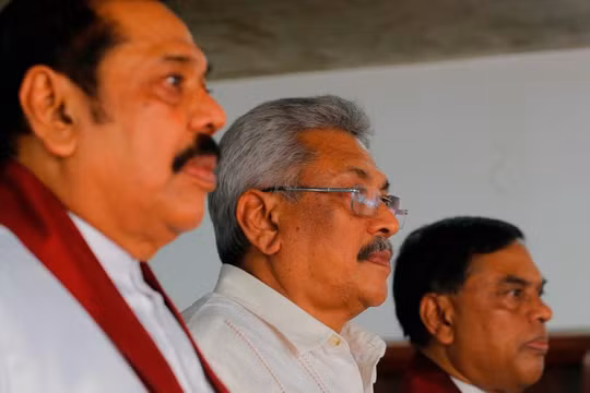 Cựu Tổng thống Mahinda Rajapaksa (trái) cùng các anh em của ông, Tổng thống Gotabaya Rajapaksa (giữa) và cựu Bộ trưởng Phát triển Kinh tế Basil Rajapaksa (Ảnh: CNN)