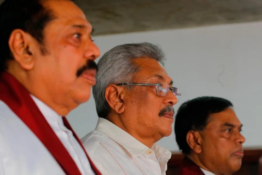 Cựu Tổng thống Mahinda Rajapaksa (trái) cùng các anh em của ông, Tổng thống Gotabaya Rajapaksa (giữa) và cựu Bộ trưởng Phát triển Kinh tế Basil Rajapaksa (Ảnh: CNN)