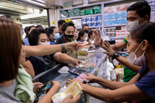Người dân đổ xô đi mua khẩu trang phòng virus Corona chủng mới tại một cửa hiệu thuốc ở Manila, Philippines (Ảnh: Reuters)