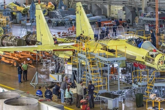 Hoạt động sản xuất Su-35 tại Nhà máy máy bay Komsomolsk ở Amur. Ảnh: MW.