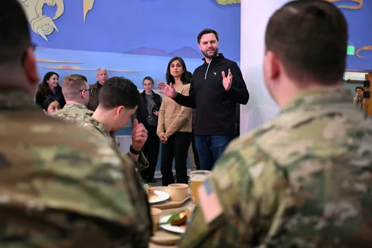 Phó Tổng thống Mỹ J.D. Vance trong chuyến thăm Căn cứ Không gian Pituffik ở tây bắc Greenland hôm 28/3. Ảnh: Reuters.