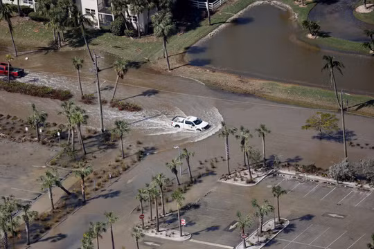 Ảnh chụp từ trên không cho thấy một chiếc ô tô đang chạy qua con phố ngập nước sau khi cơn bão Milton đổ bộ vào Siesta Key, Florida, Mỹ ngày 10/10 (Ảnh: Reuters)