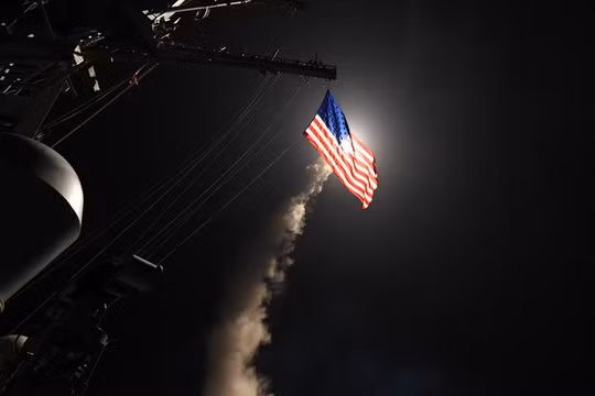Một tàu chiến của Mỹ phóng tên lửa hành trình Tomahawk về phía Syria vào ngày 7/4/2017. Ảnh: Getty.