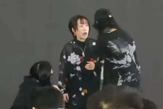 Buổi biểu diễn của ca sĩ Nhật Bản Maki Otsuki tại một sự kiện anime ở Thượng Hải đã bị dừng đột ngột. Ekip của cô cho biết cô đã "trở về nhà an toàn". Ảnh: SCMP.