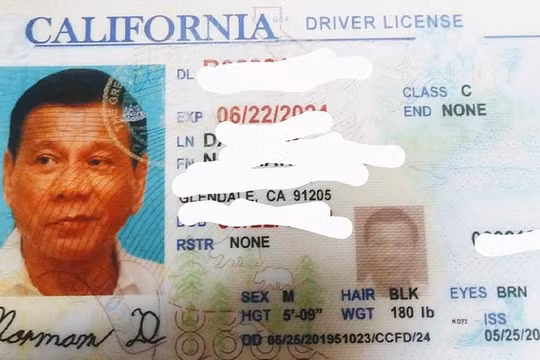 Tấm bằng lái xe giả có gắn ảnh của Tổng thống Philippines Rodrigo Duterte (Ảnh: RT)