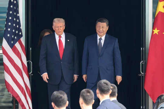 Tổng thống Mỹ Donald Trump và Chủ tịch Trung Quốc Tập Cận Bình bước ra sau cuộc gặp song phương tại Sân bay Quốc tế Gimhae, bên lề hội APEC tại Busan, Hàn Quốc ngày 30/10. Ảnh: Reuters.