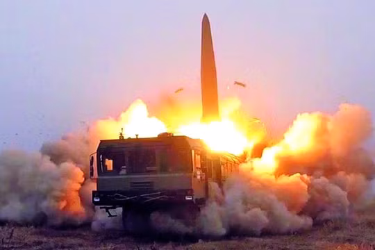 Cảnh phóng tên lửa đạn đạo từ hệ thống Iskander-M. Ảnh: MW.