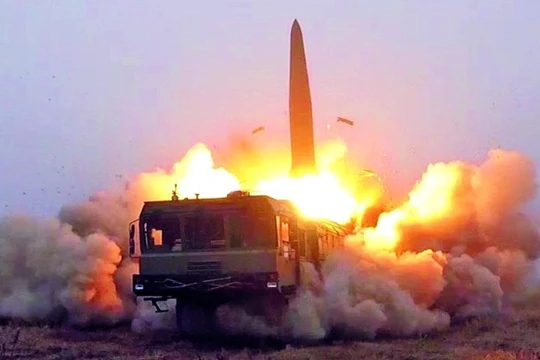 Cảnh phóng tên lửa đạn đạo từ hệ thống Iskander-M. Ảnh: MW.