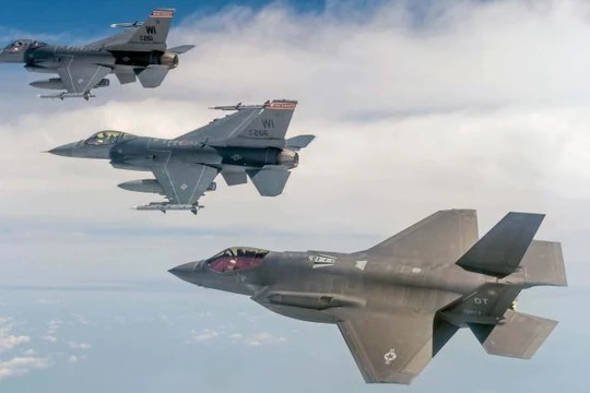 Chiến đấu cơ F-16 và F-35 trong một đội hình bay (Ảnh: Getty)