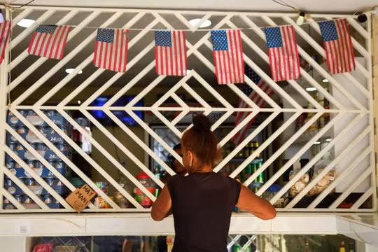 Một khách hàng mua thực phẩm tại một cửa hàng tạp hóa tư nhân ở Havana, Cuba ngày 24/3. Ảnh: Reuters.