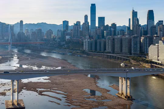 Tình trạng khô cạn tới đáy của sông Gia Lăng, một nhánh của sông Dương Tử, ở Trùng Khánh ngày 21/8 (Ảnh: Shutterstock)