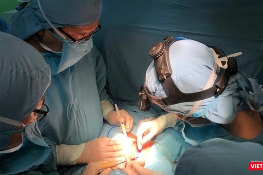 Bác sĩ BV Nhi đồng 1 phẫu thuật tách cặp em bé song sinh dính liền gan