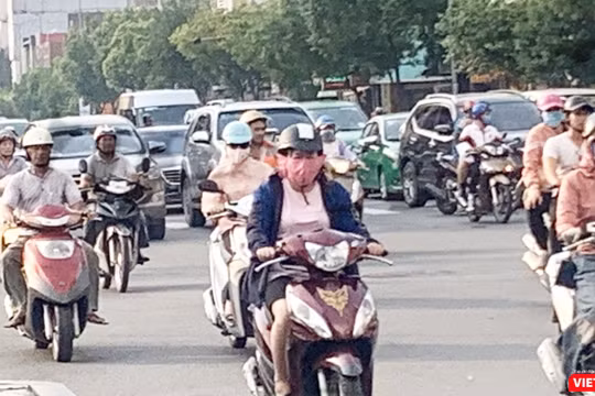 Hôm nay, người dân TP.HCM tiếp tục lưu thông trên đường trong không khí mù mịt